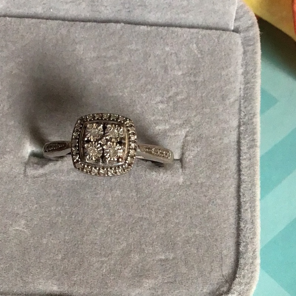 Beautiful vintage diamond engagement ring